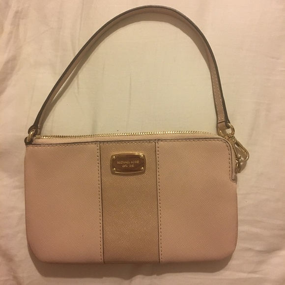 Michael Kors Handbags - Michael Kors Wristlet